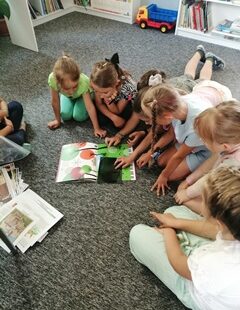 ,,Książkowe  podróże” w Bibliotece Nad Skałą